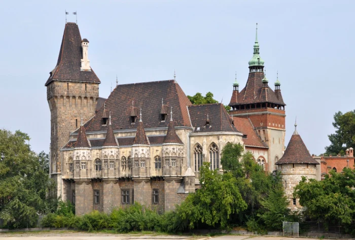 Castelul Vajdahunyad este o atracţie turistică în Budapesta. Sursa: Wikicommons.