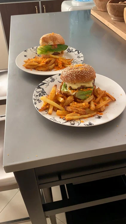 Specialitatea casei: cartofi cu hamburger