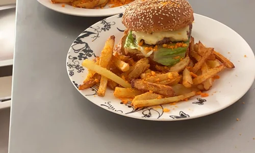 Specialitatea casei: cartofi cu hamburger  jpeg