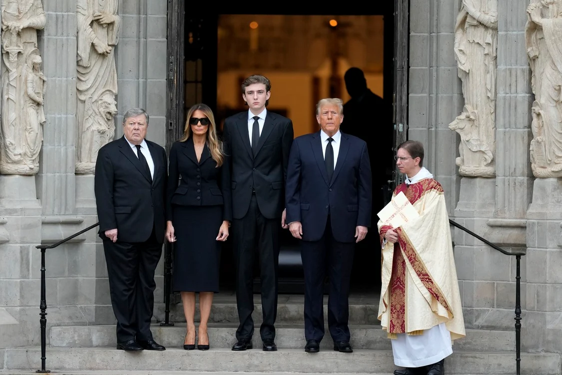 Donald Melania și Barron trump la înmormânarea mamei foto profimedia 0838521141 jpg