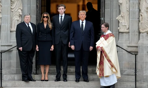 Donald Melania și Barron trump la înmormânarea mamei foto profimedia 0838521141 jpg
