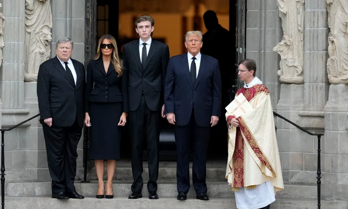 Donald Melania și Barron trump la înmormânarea mamei foto profimedia 0838521141 jpg