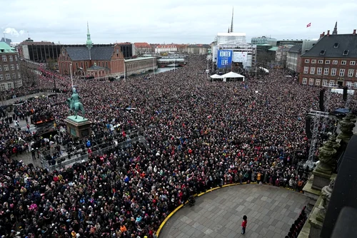 Mii de danezi în piața Palatului Christianborg din Copenhaga își așteaptă noul rege Foto EPA EFE jpg