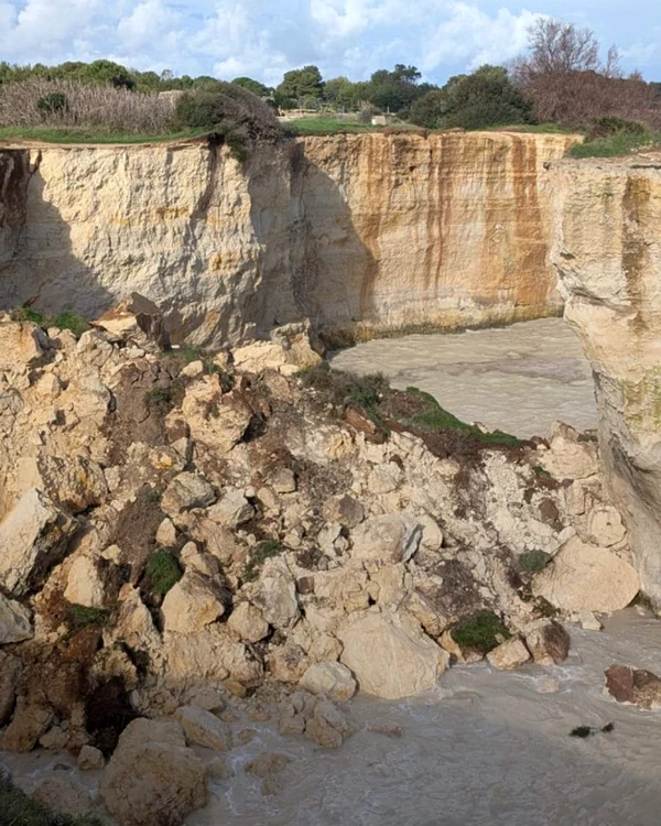 „Arcul Îndrăgostiților” din Italia s-a prăbușit sub puterea unei furtuni. Foto: X/Ultimora.net