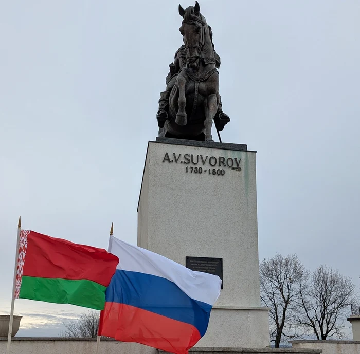 Steagurile au fost arborate la monumentul lui Alexandr Suvorov FOTO Ambasada Rusiei / Facebook