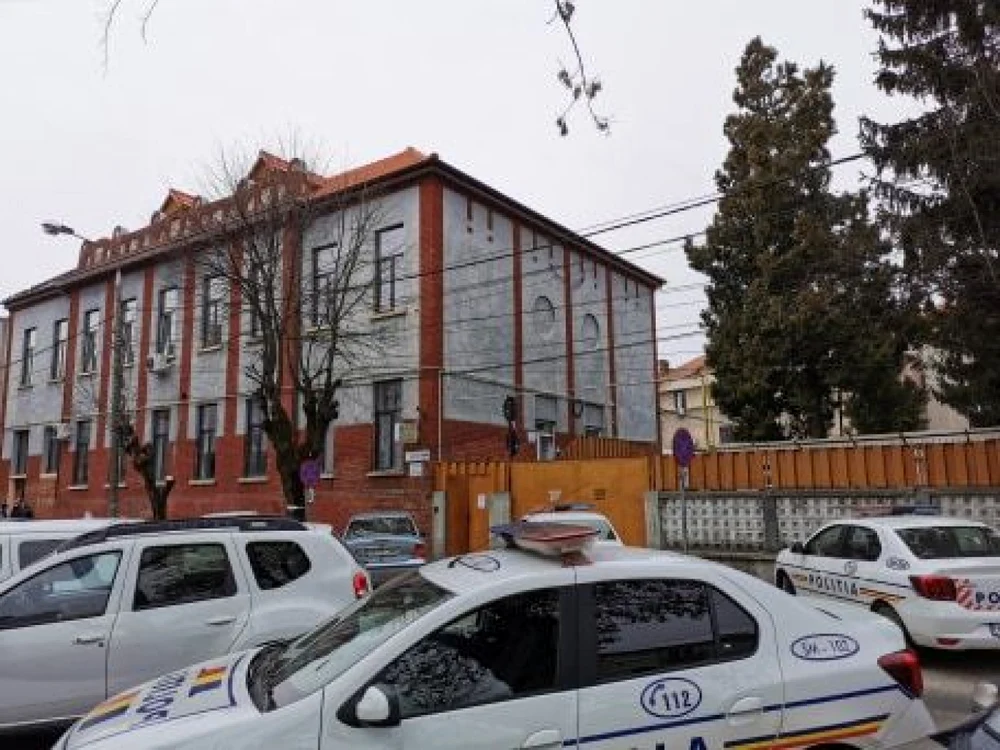 Ofiţerii DGA Bihor, coordonaţi de un procuror al DNA Oradea au început de dimineaţă să scotocească prin birourile Poliţiei Satu Mare de pe strada Cuza Vodă foto: presasm