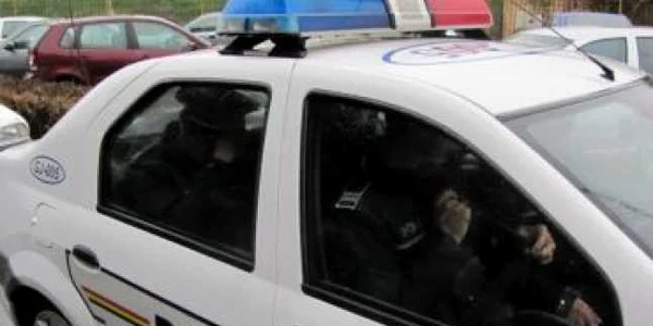 Poliţiştii i-au reţinut pe cei trei suspecţi