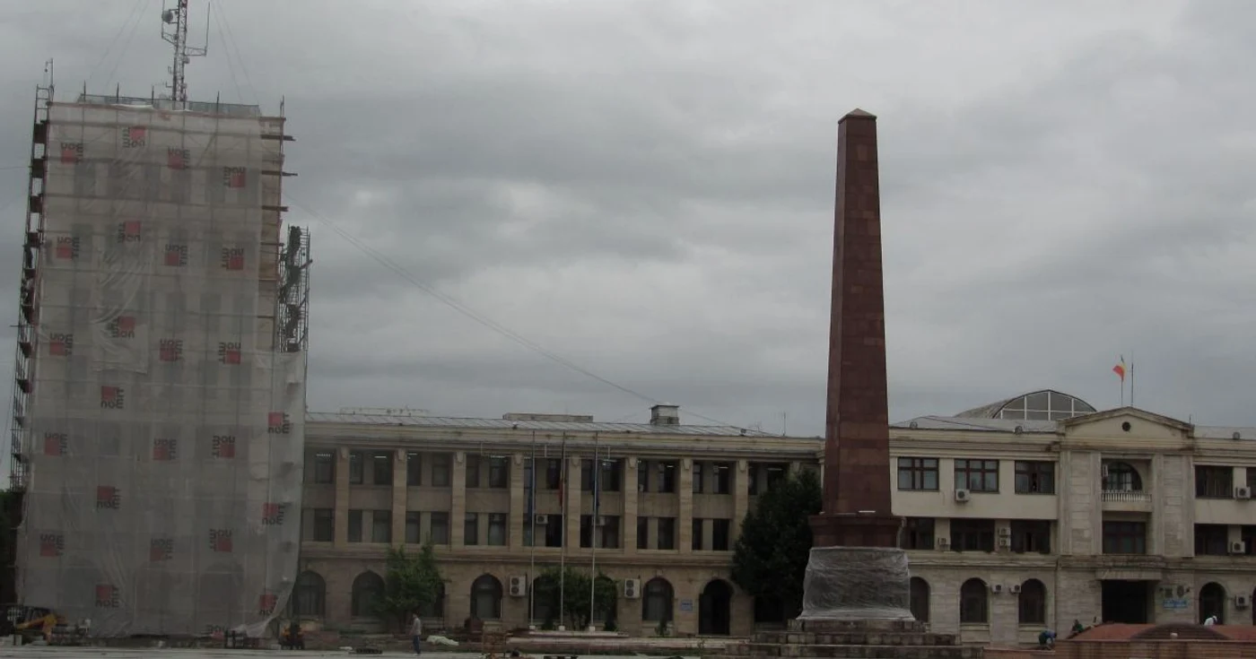 „Casa Albă” va căpăta după reabilitare nuanţe de „curat-murdar”. Foto: Şt.B.