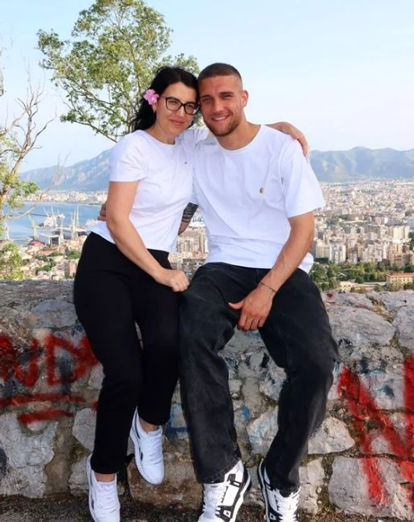 Daniel Bîrligea, alături de mama lui, în Italia (FOTO: Instagram)