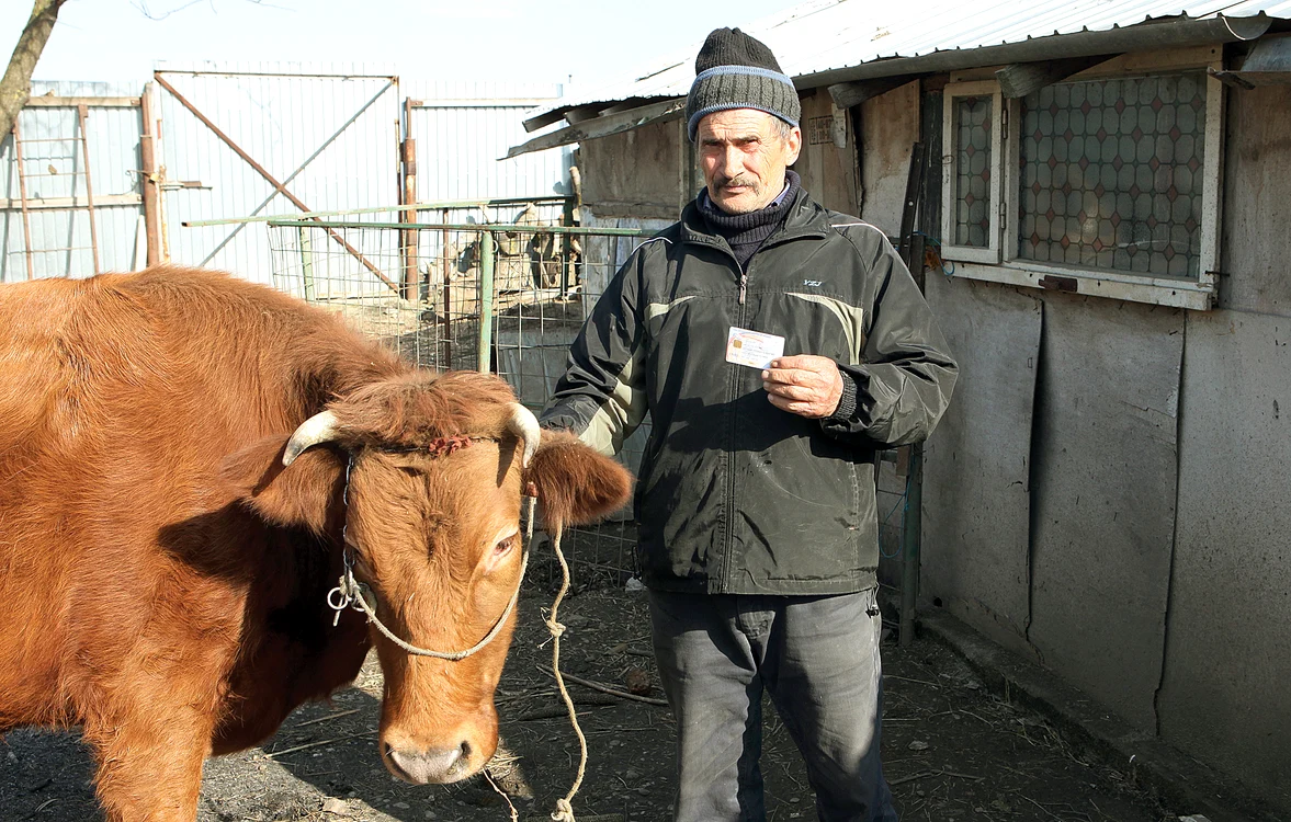 Mihai Cotarpă (62 de ani)  a aruncat cardul de  sănătate pentru că  nu a ştiut la ce-i  foloseşte. Într-un  final l-a recuperat