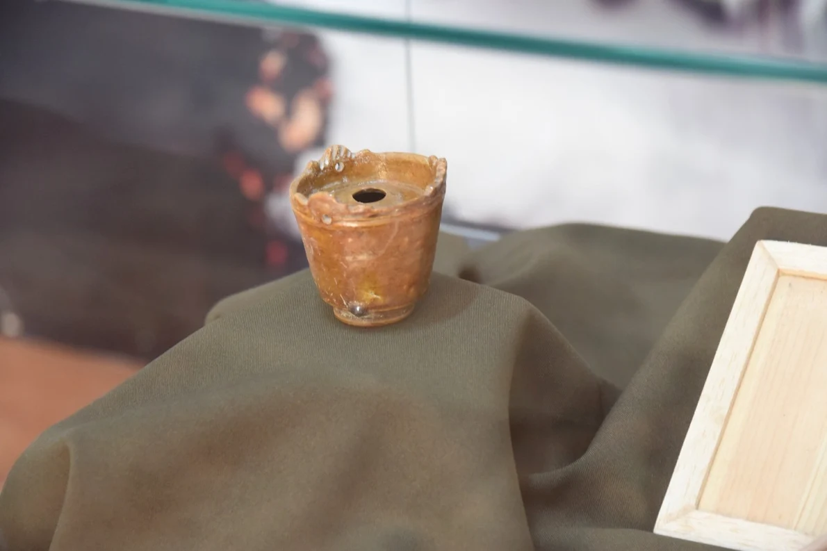 Călimară glazurată de epocă romană, descoperită la Apulum (foto: Muzeul Național al Unirii Alba Iulia)
