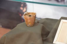 Călimară glazurată de epocă romană, descoperită la Apulum (foto: Muzeul Național al Unirii Alba Iulia)