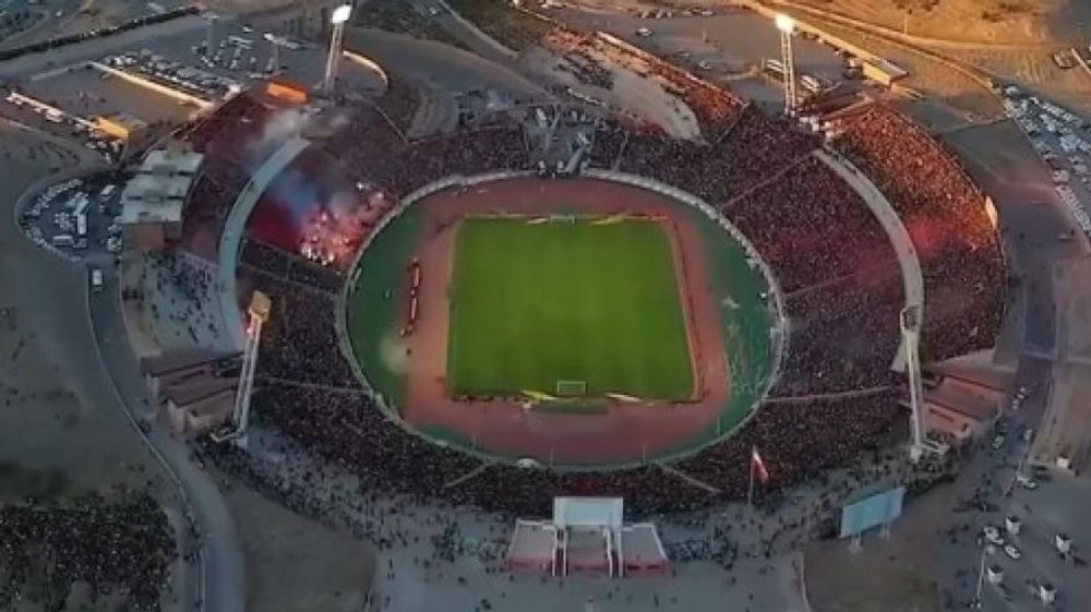 Imagini senzaționale din Iran: populația unui oraș întreg din România a intrat pe un stadion