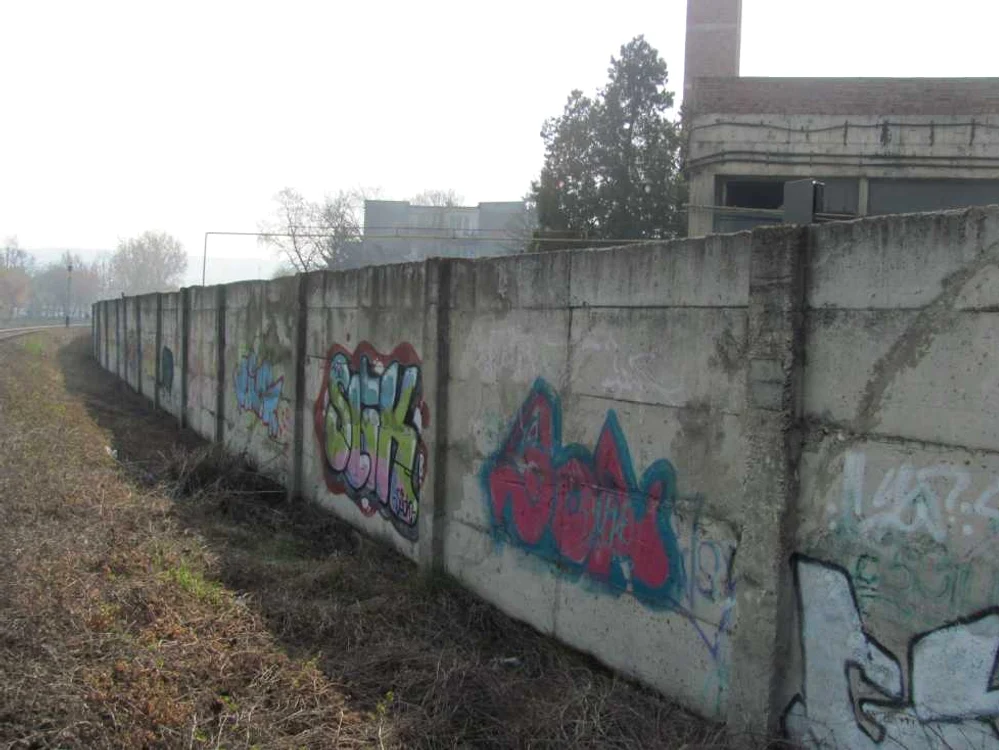 Graffiti-uri și stencil-uri pe zidurile mureșene