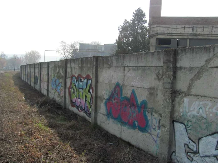 Graffiti-uri și stencil-uri pe zidurile mureșene