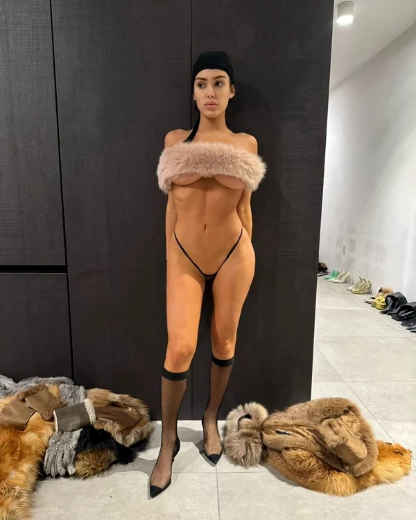 bianca censori dezbracata sotie kanye west insta jpg