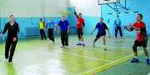 Elevii au demonstrat pe terenul de handbal că sunt mai buni decât dascălii