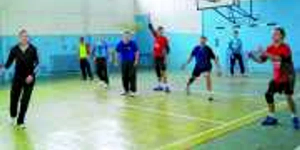 Elevii au demonstrat pe terenul de handbal că sunt mai buni decât dascălii
