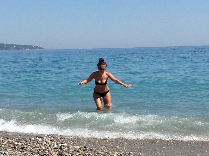 Cristina se răsfață în valurile mării