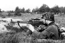 Infanterist german cu o armă  Sturmgewehr 44  (© Das Bundesarchiv Bild 146-1979-118-55)