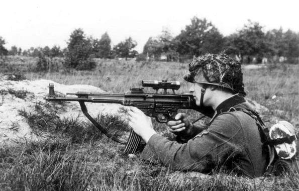 Infanterist german cu o armă  Sturmgewehr 44  (© Das Bundesarchiv Bild 146-1979-118-55)