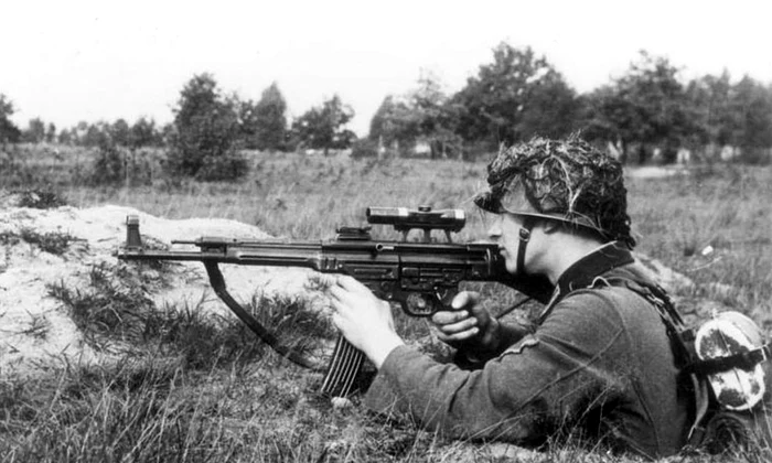 Infanterist german cu o armă  Sturmgewehr 44  (© Das Bundesarchiv Bild 146-1979-118-55)