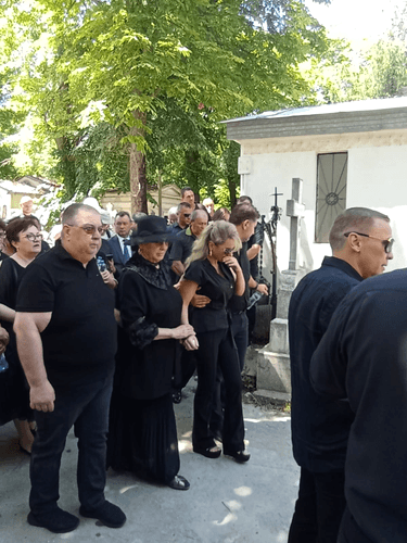 Coroana adusă de Irina Cernea / foto: Click!