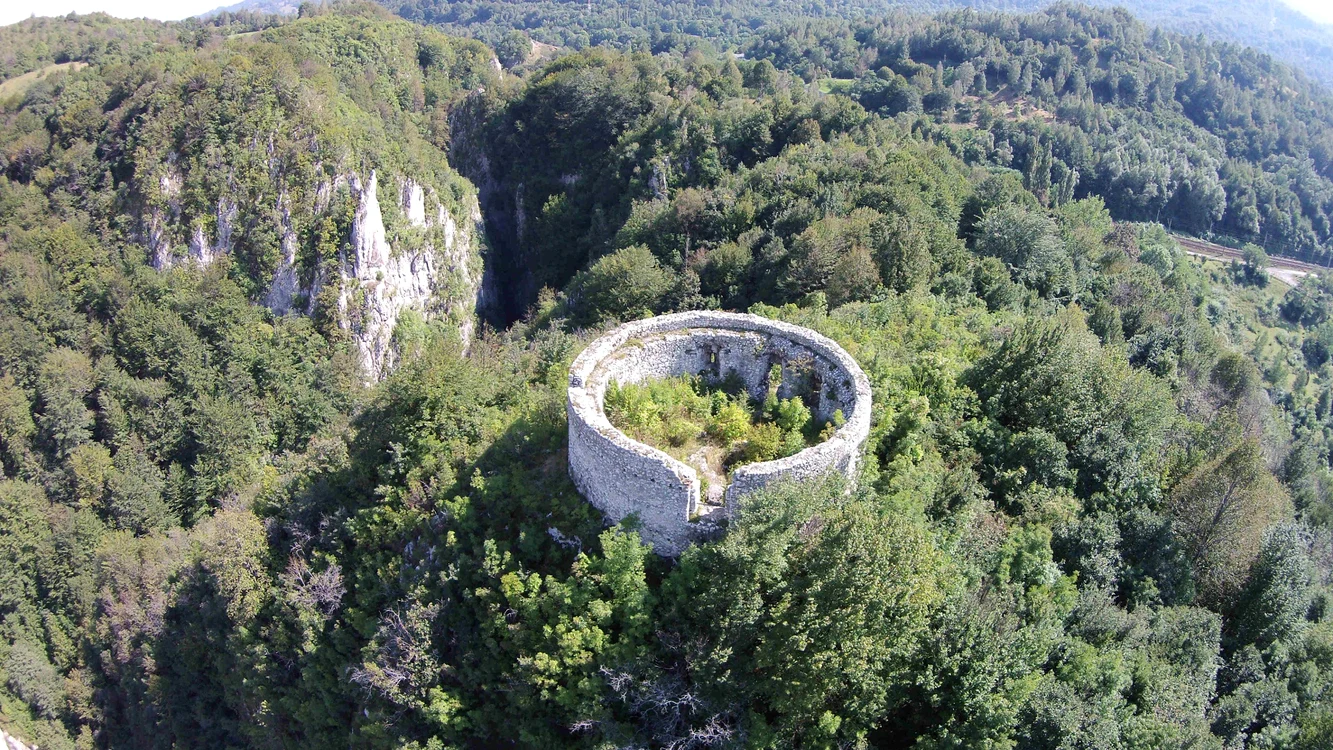 Cetatea Bănița, interzisă turiștilor Foto: Facebook 