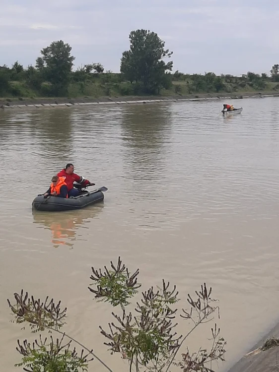 Echipajele de scafandri caută în Olt un vâlcean plecat la pescuit Foto Adevărul 1