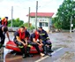 Pompierii au evacuat zeci de victime cu barca de salvare FOTO: ISU