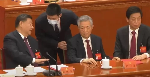 Hu Jintao, în centrul imaginii, înainte să fie evacuat de la Congresul PCC Captură YouTube
