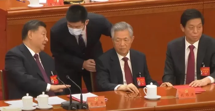 Hu Jintao, în centrul imaginii, înainte să fie evacuat de la Congresul PCC Captură YouTube