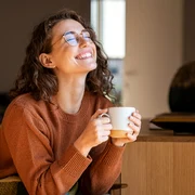 Femeie care bea ceai FOTO Shutterstock 