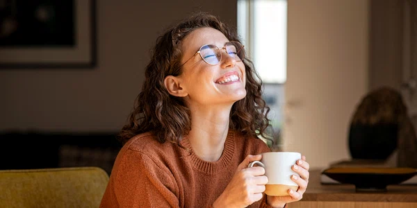 Femeie care bea ceai FOTO Shutterstock