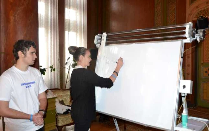 Elevii au făcut o demonstraţie a tablei cu ştergător inteligent