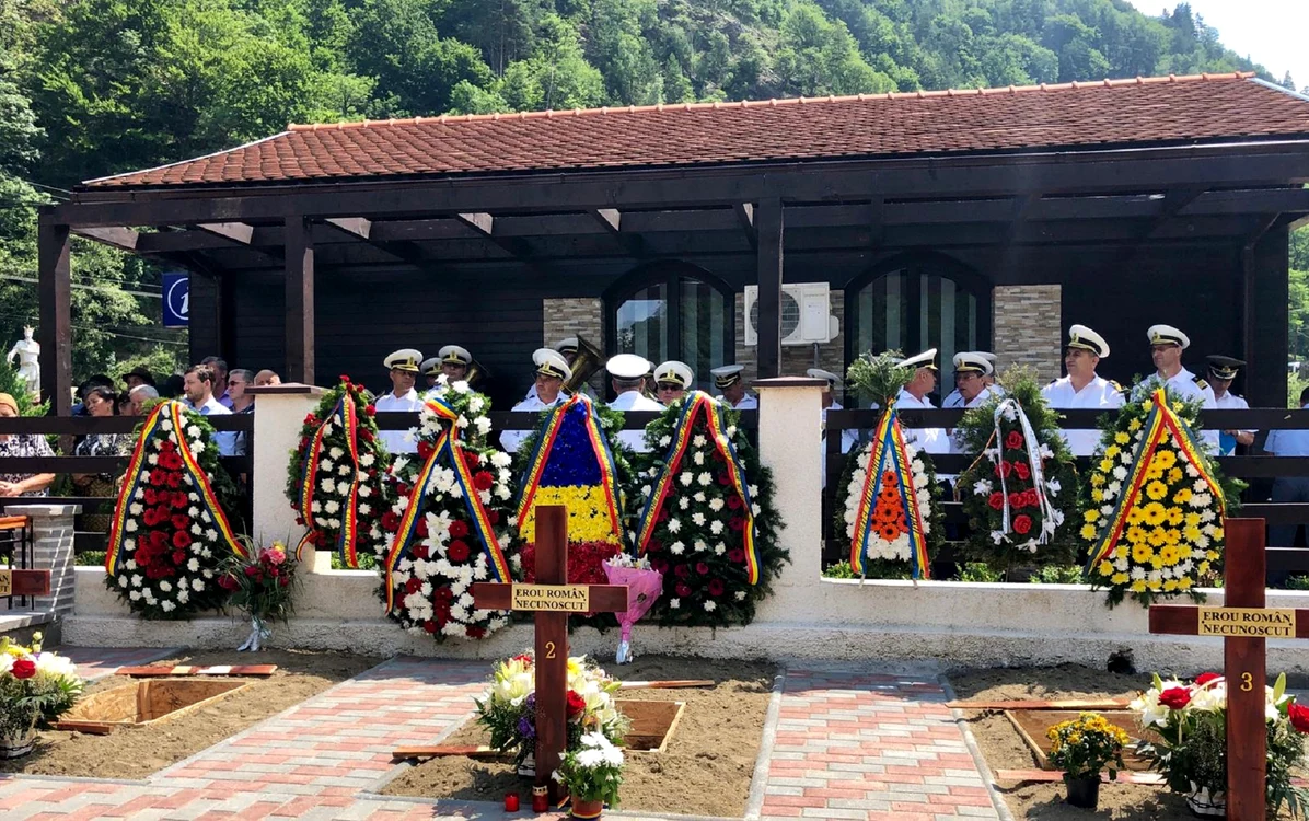Soldați necunoscuți descoperiți la Poiana Spinului înmomântați la Perișani Vâlcea FOTO Prefectura VL