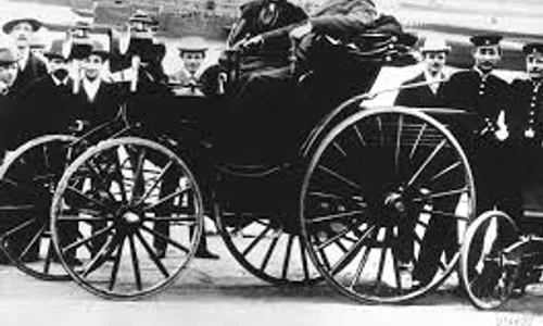 Persoana care a avut pentru prima dată în buzunar permis de conducere a fost Karl Benz  El a inventat Motorwagen jpeg