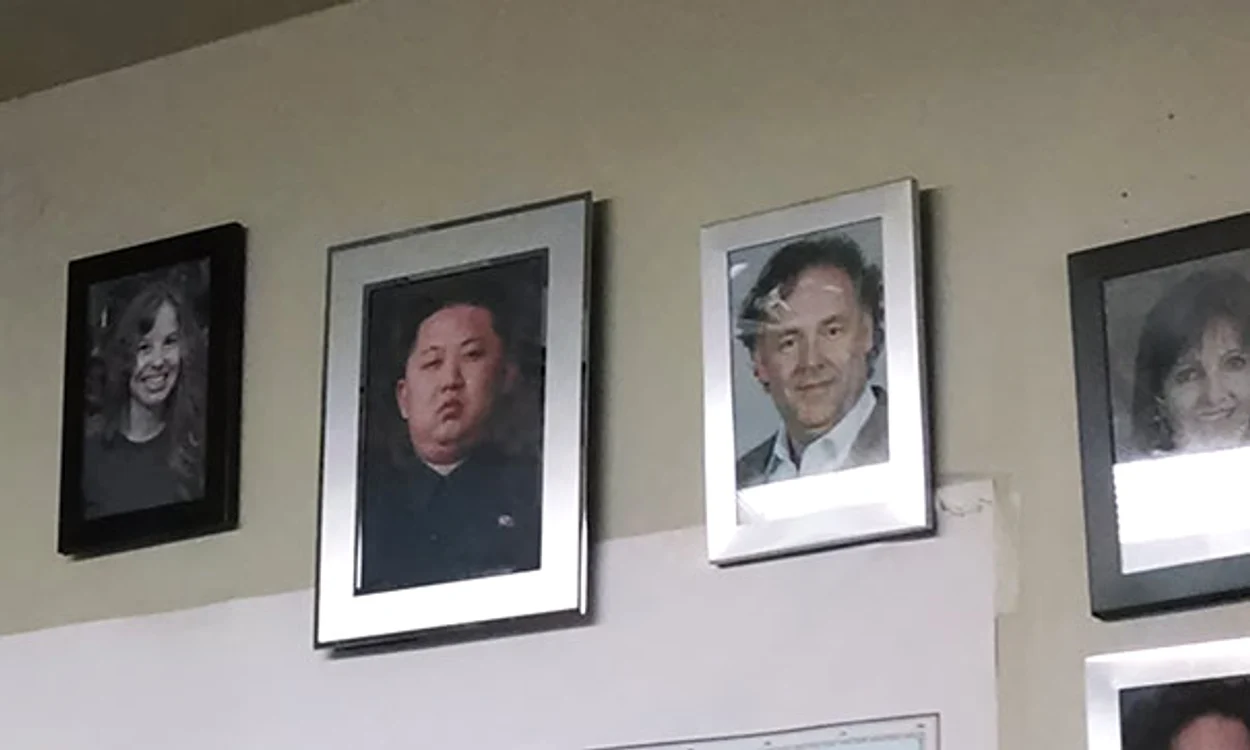 Un tablou cu liderul Coreei de Nord printre cele cu forndatorii firmei - iată o farsă perfectă de făcut la muncă