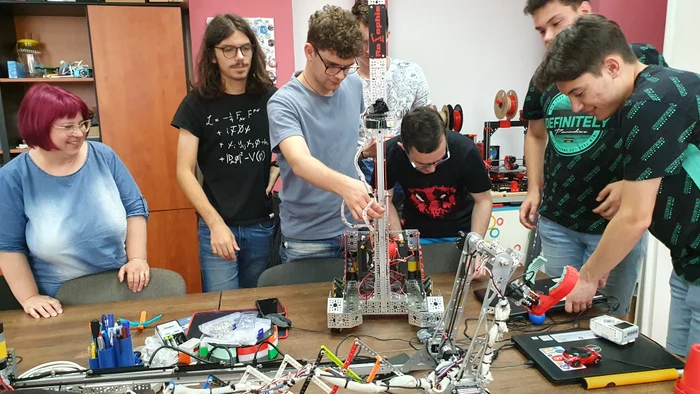 Cei doi roboți pe care tinerii i-au creat FOTO Valentin Trufașu