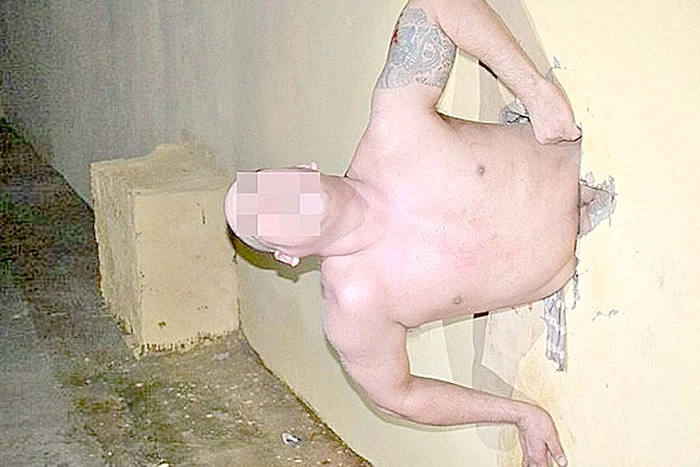 Nici gardienii nu se pot abţine să nu râdă când îl văd pe prizonier blocat în zid