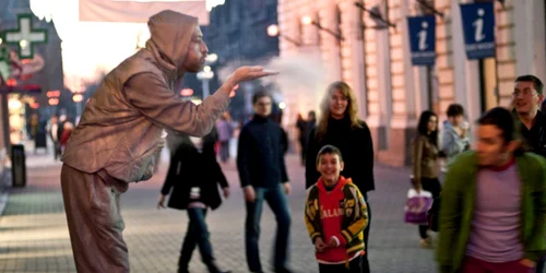 Timişorenii s-au arătat interesaţi de statuia vie (foto: Mircea Gherase)