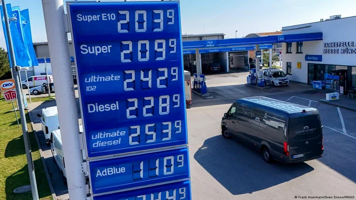 Prețurile ridicate ale petrolului se reflectă în prețurile mari de la benzinării