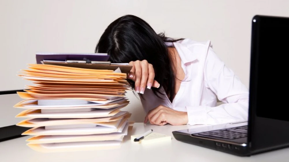 Trei joburi ca să își poată plăti ratele. Experiența unei tinere și ce spune psihologul despre consecințele pe termen lung