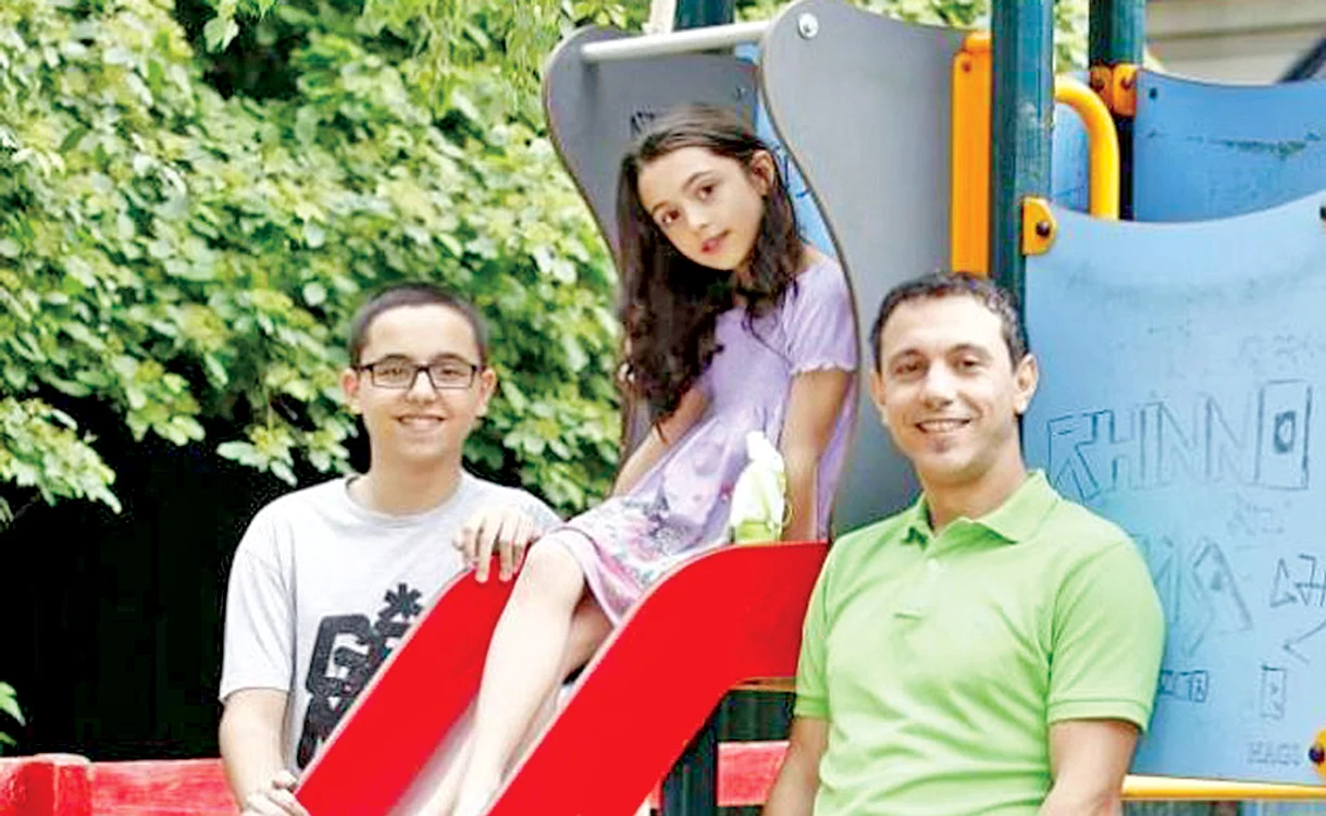 
    Ştefania, Carla şi Dan Ristei   