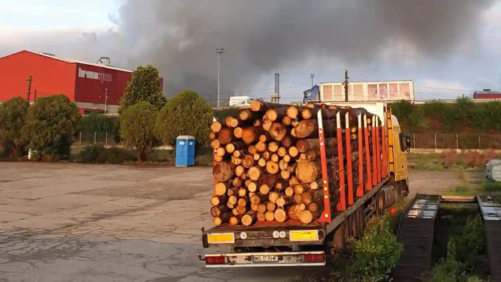 Incendiu devastator la o fabrică din Sebeș. A fost activat Planul Roșu de Intervenție, sunt patru persoane rănite. Intervin două elicoptere SMURD