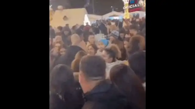 Scene șocante la Târgul de Crăciun din Craiova. Două femei s-au luat la bătaie în mijlocul mulțimii: „Deja se simte spiritul sărbătorilor!”