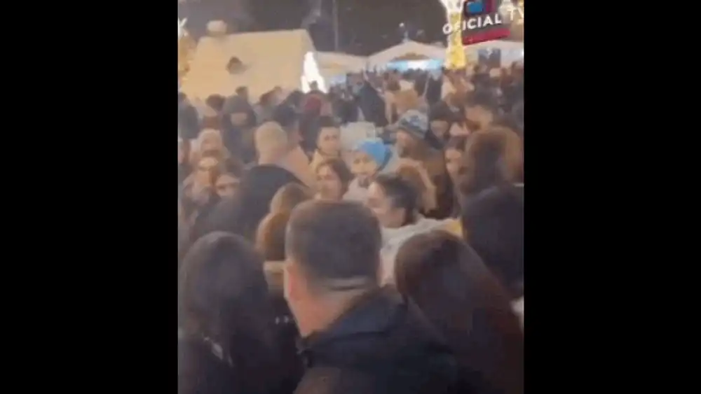 Scene șocante la Târgul de Crăciun din Craiova. Două femei s-au luat la bătaie în mijlocul mulțimii: „Deja se simte spiritul sărbătorilor!”