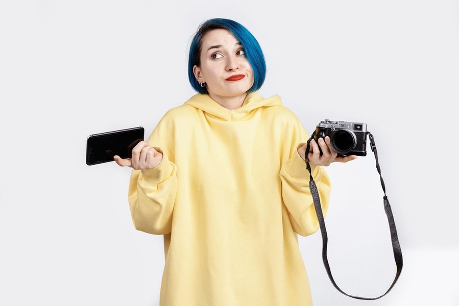 Telefon sau aparat foto? Întrebarea pe care și-o pun tot mai des creatorii aflați la început