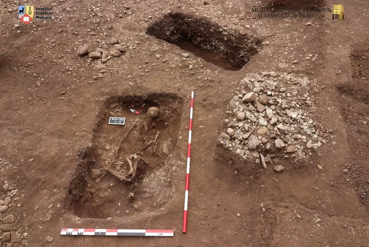 Morminte preistorice, vechi de peste 5.000 de ani, descoperite în tumulii de la Băicoi (© Muzeul Județean de Istorie și Arheologie Prahova)