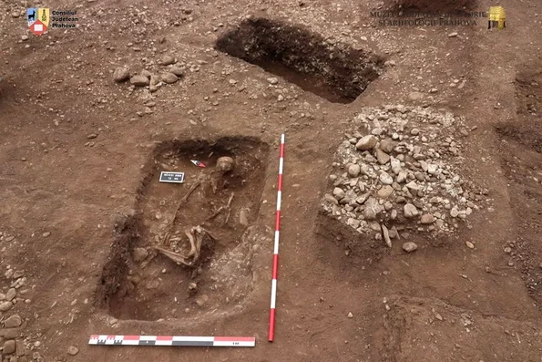 Morminte preistorice, vechi de peste 5.000 de ani, descoperite în tumulii de la Băicoi (© Muzeul Județean de Istorie și Arheologie Prahova)